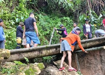 Contoh Pemimpin Melayani! Kades Bambang Timur Tak Segan Kotor-Kotoran Bangun Jembatan Bersama Warga