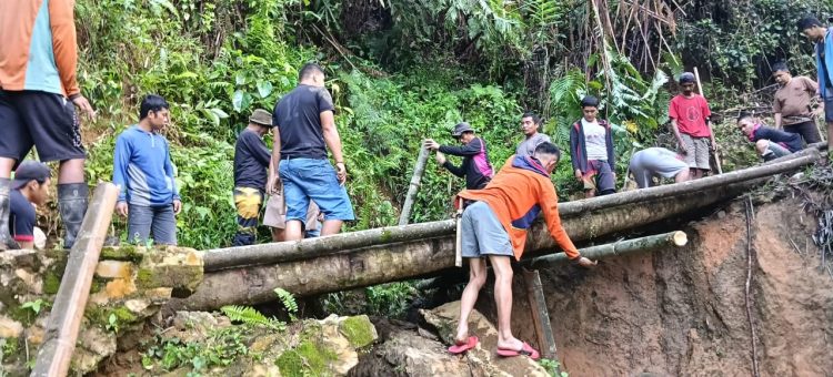 Contoh Pemimpin Melayani! Kades Bambang Timur Tak Segan Kotor-Kotoran Bangun Jembatan Bersama Warga