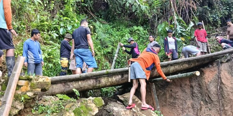 Contoh Pemimpin Melayani! Kades Bambang Timur Tak Segan Kotor-Kotoran Bangun Jembatan Bersama Warga