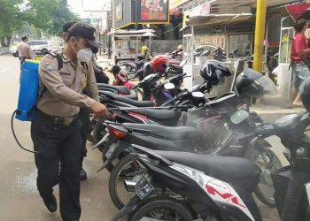 Polsek Cigasong Bersama Koramil Dan Sat Pol PP Kampanyekan Edukasi 3M Dan Lakukan Penyemprotan Disinfektan Dilingkungan Pasar