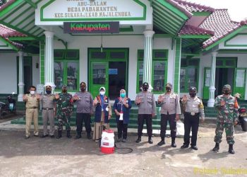Sasar Pemukiman Warga, Polsek Sukahaji Bersama Muspika Kampanyekan Edukasi 3M dan Lakukan Penyemprotan Disinfektan
