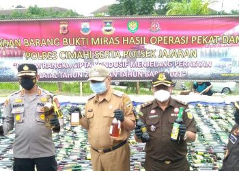 Ribuan Botol Miras dan minuman ilegal hasil Operasi Kepolisian di KBB dan Cimahi Dimusnahkan
