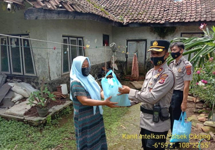 Wujud Kepedulian Kapolsek Cikijing Berikan Bantuan Sembako Kepada Korban Tanah Longsor