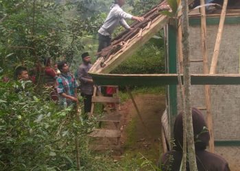 Rumah Ambruk Tanpa Sebab, Beruntung Sutisna Sempat Keluar Rumah