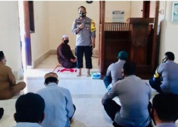Ikuti Sholat Dhuhur dan Tausiah : Bupati Pasangkayu Laksanakan Ibadah Di Masjid As Syifa Polres Pasangkayu