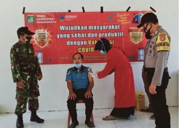 Semangat Kawal Vaksinasi : Babinsa Pangiang Kawal Ketat Vaksinasi Tahap 2 di Wilayah Teritorialnya