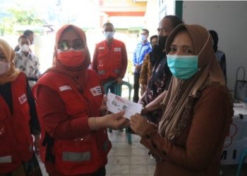 Serahkan Paket BNT ke 700 KK, Wagub Sulbar : “PMI Akan Selalu Berada di Tengah-tengah Masyarakat”