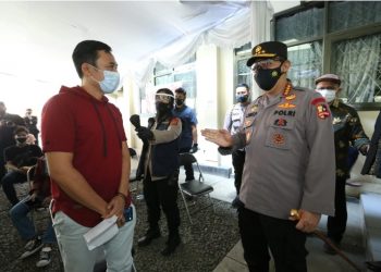 Apresiasi Vaksinasi Massal, Kapolri Tinjau Vaksinasi Massal di Persis Bandung