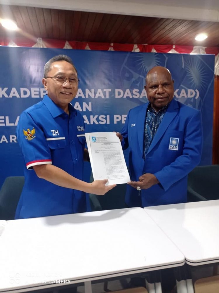 Keluar Dari Demokrat ; Bupati Tolikara, Usman Wanimbo Berlabuh ke PAN