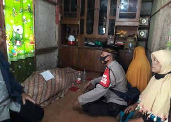 Bhabinkamtibmas Desa Babakan Beri Himbauan Prokes dan Sambangi Warga yang Meninggal Dunia