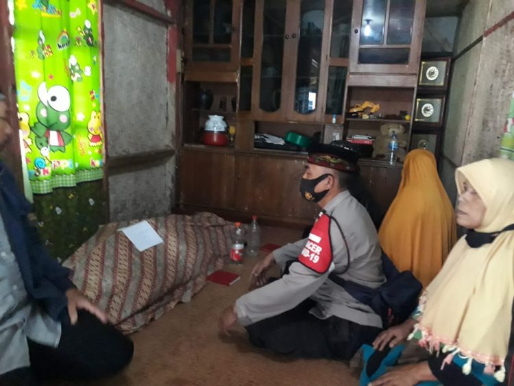Bhabinkamtibmas Desa Babakan Beri Himbauan Prokes dan Sambangi Warga yang Meninggal Dunia