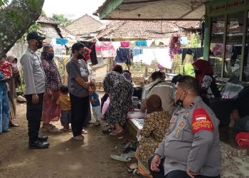 Tekan Penyebaran Covid-19, Bhabinkamtibmas Bersama Kades Cileunca Lakukan Door to Door
