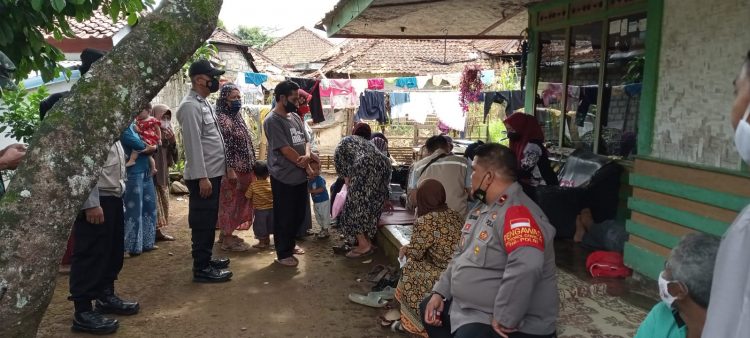 Tekan Penyebaran Covid-19, Bhabinkamtibmas Bersama Kades Cileunca Lakukan Door to Door