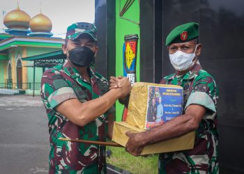 Peduli Terhadap Satuannya, Dandim 1709/Yawa Bagikan Bingkisan Natal. Ini harapan Catur Prasetyo Nugroho !