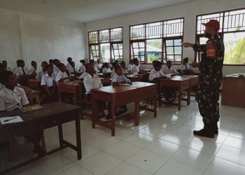 Peduli Pendidikan, Babinsa Koramil 1709-04 Yapen Barat Ikut Ngajar