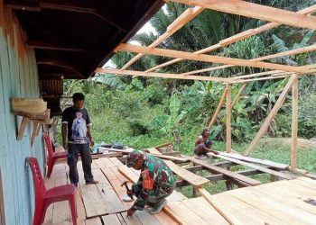 Ringankan Kesusahan Warga, Babinsa Yapen Selatan Membuat Dapur di Rumah Warga Binaannya.