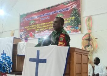 Berbaur bersama warga,Babinsa Yapen barat ikuti ibadah Natal di GKI kampung Wooi