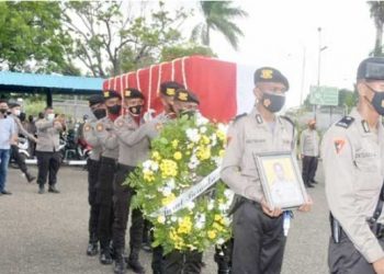Polda Jambi Berduka, Kapolda Turut Serta Mengantar Jenazah Anak Didiknya ke Papua