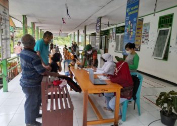 Dukung Vaksinasi, Babinsa Yapsel Dampingi Warga Terimah Vaksinasi Covid-19