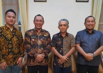 Kunjungan Walikota Sibolga Ke Cilegon Dihadiahi Golok Ciomas Bersertifikat