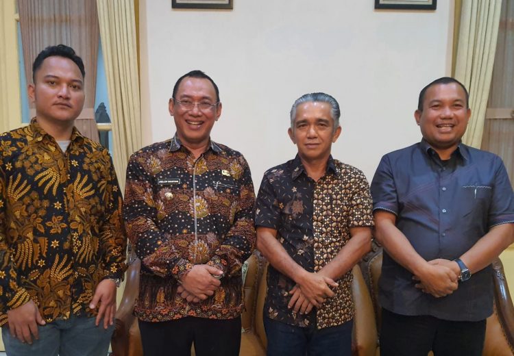 Kunjungan Walikota Sibolga Ke Cilegon Dihadiahi Golok Ciomas Bersertifikat