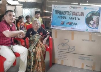 Peduli Lansia, Tangis Haru Pihak Keluarga Merespon Pemberian Kursi Roda Yayasan Bahtera Peduli Nusantara