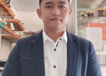 Berbekal Kepiawaiannya “Meracik” Obat, Kini Apoteker Alwi Siap Mengabdi dan “Meracik” Desanya