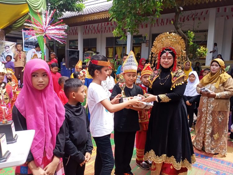 Sempena Sumpah Pemuda, SDN 157 Taja Kegiatan Pentas Seni , Siswa Raja Firman Sitorus Raih Juara Satu
