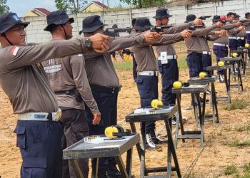 Tingkatkan Kemampuan, Petugas Lapas Kelas II A Pekanbaru Latihan Menembak