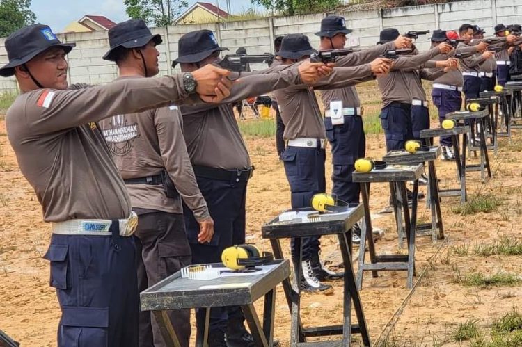 Tingkatkan Kemampuan, Petugas Lapas Kelas II A Pekanbaru Latihan Menembak