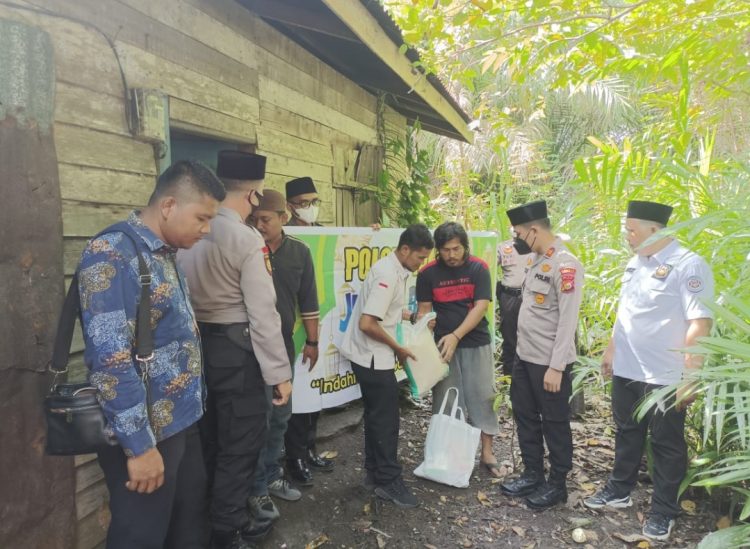 Bagi Sembako, Sahabat Polisi Indonesia DPW Riau Turun Sambangi Warga Tak Mampu