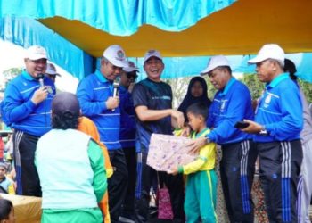 Doorprize Menarik, PJ Bupati Kampar Lepas Ribuan Peserta Gerak Jalan Santai Hut PGRI Ke-77