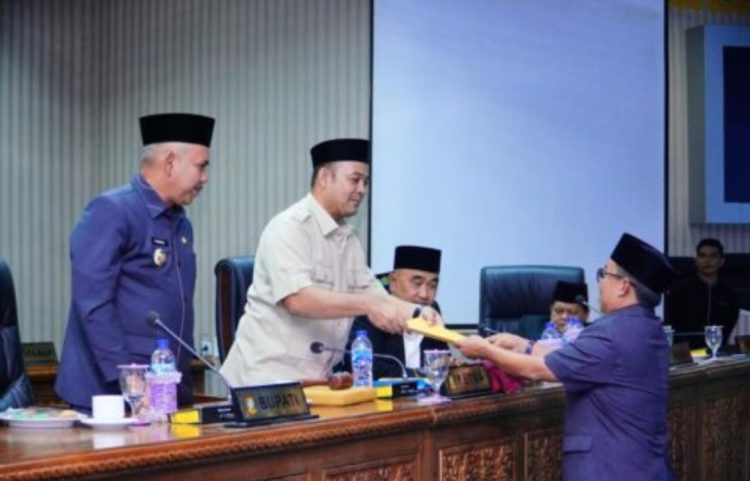 Pj Bupati Kampar Sampaikan Jawaban Pemerintah terhadap Laporan Banggar APBD 2023 dan Pengesahan Dua Ranperda