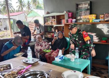 Tangis Haruh warga Menyambut Dandim 1427/Pasangkayu  di Perehaban RTLH Milik Nenek Hasniani.