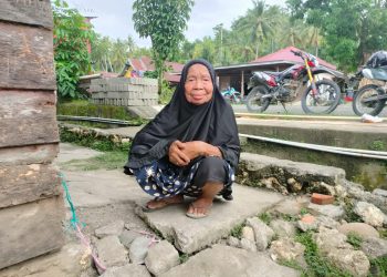 Nenek Hasniani Mengucapkan Terimakasih Kepada Ibu Persit Kartika Chandra Kirana dan Kodim 1427 Pasangkayu