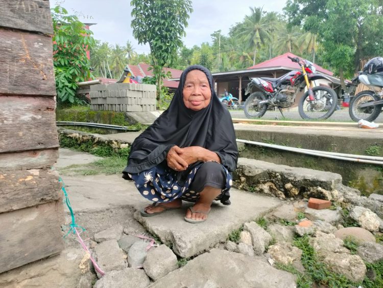 Nenek Hasniani Mengucapkan Terimakasih Kepada Ibu Persit Kartika Chandra Kirana dan Kodim 1427 Pasangkayu
