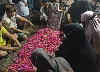 Jenazah Eks Sekretaris Daerah Pasangkayu (Sekda) Tiba dikediamannya