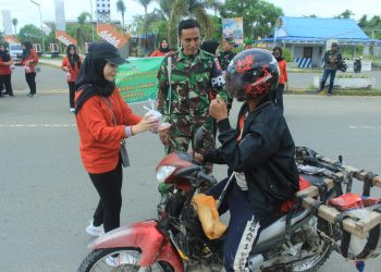 Persit Kartika Chandra Kirana Cabang LXIV Kodim 1427/Pasangkayu berbagi takjil gratis