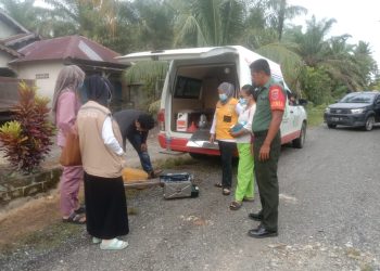 Babinsa Koramil 1427-03/Baras Dampingi Petugas Kesehatan Melaksanakan Fogging
