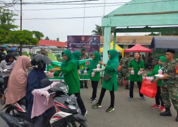 Koramil 1427-03/Baras Bagikan Takjil Gratis Untuk Pengguna Jalan