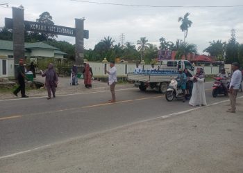 Koramil 1427-03/Baras Bagikan Takjil Gratis Untuk Pengguna Jalan