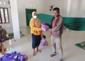 Di Bulan Suci Ramadhan, CV Wahab Tola Bagikan Sembako Gratis Kepada Masyarakat Desa Lariang