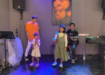 Bernyanyi Di Cafe Eskrim Dj, Dua Anak Perempuan Membuat Pengunjung Terpesona