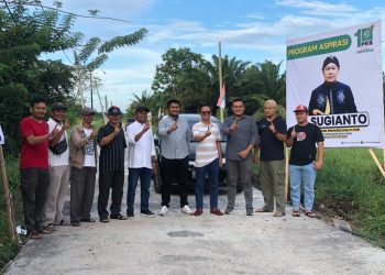 Anggota DPRD Riau Fraksi PKB, Sugianto Tinjau Pengerjaan  Semenisasi di Kelurahan Simpang Tiga