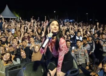 DJ Una Tampil Di Malam Puncak On Day Adventure Pasangkayu. Pecah !!!!