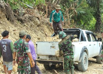Tak Mengenal Panas Dan Hujan, Anggota Satgas TMMD kodim 1427 Pasangkayu Angkut Material Batu
