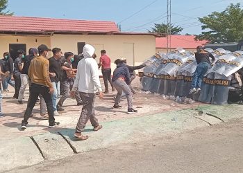 Mencekam, Polisi Vs Massa Aksi di Pasangkayu Terlibat Kericuhan
