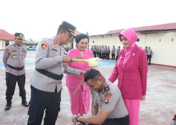 Kapolres Pimpin Upacara Kenaikan Pangkat 17 Personel Polres Pasangkayu