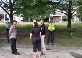 Menuntut Haknya Kepada Sarkawi Lim Pengembang Perumahan Cemara Suites, Marliati Kembali Gembok Pagar Perumahan