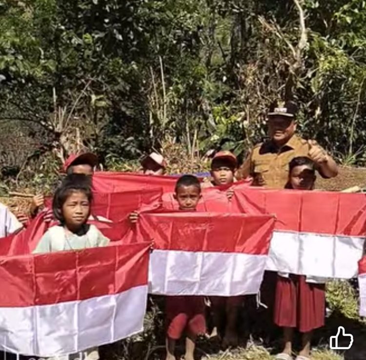 Peringatan HUT RI ke-80: Bupati Mamasa Bagikan Bendera Merah Putih di Pana